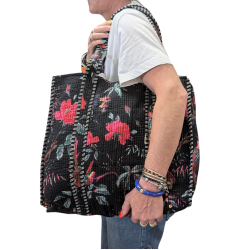 Quilted cotton tote bag with floral print 45 x 45 cm with shoulder strap | Via Bishnoi