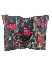 Quilted cotton tote bag with floral print 45 x 45 cm with shoulder strap | Via Bishnoi